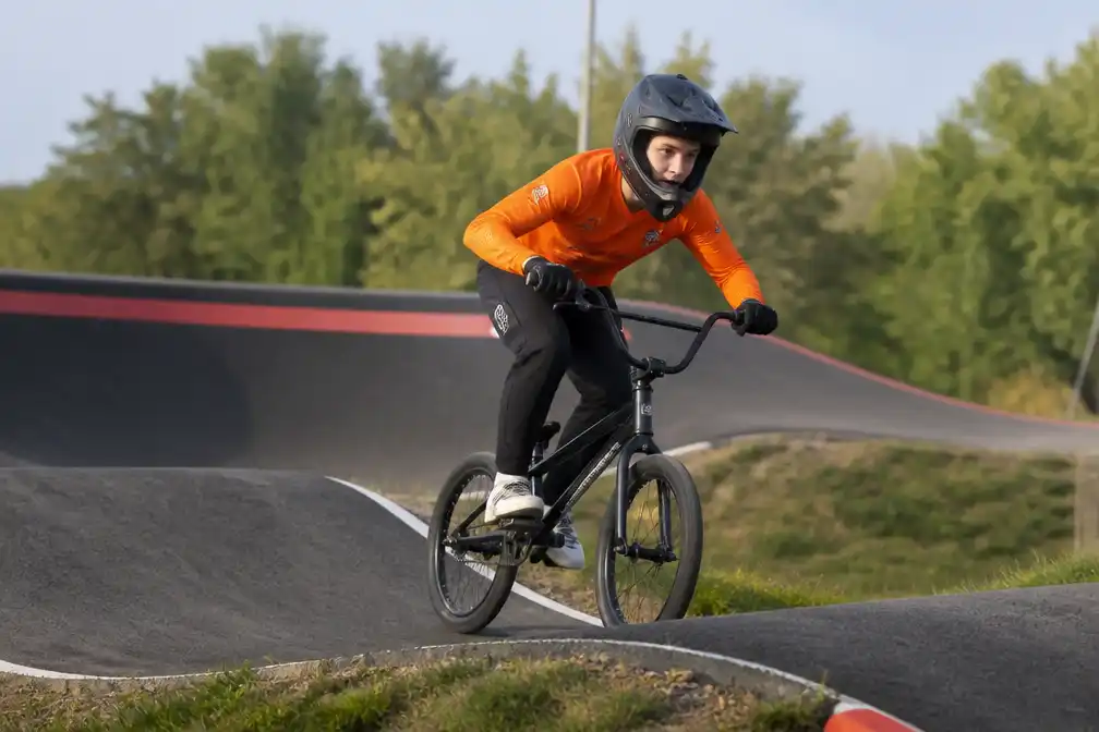 Jesse Elzenga (19) uit Muntendam pakt wereldtitel pumptrack in Peking