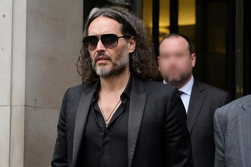 Vrouw beschuldigt Russell Brand in Londense rechtszaak van verkrachting in 2009