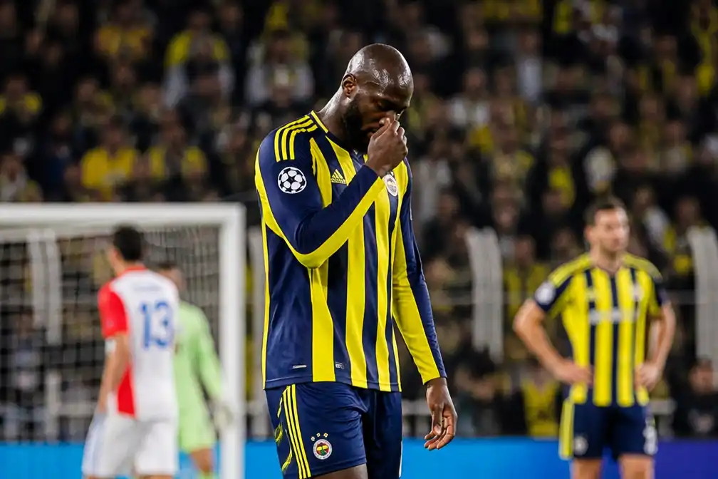 Fenerbahçe verspeelt zege tegen Slavia Praag in slotfase en wordt uitgefloten