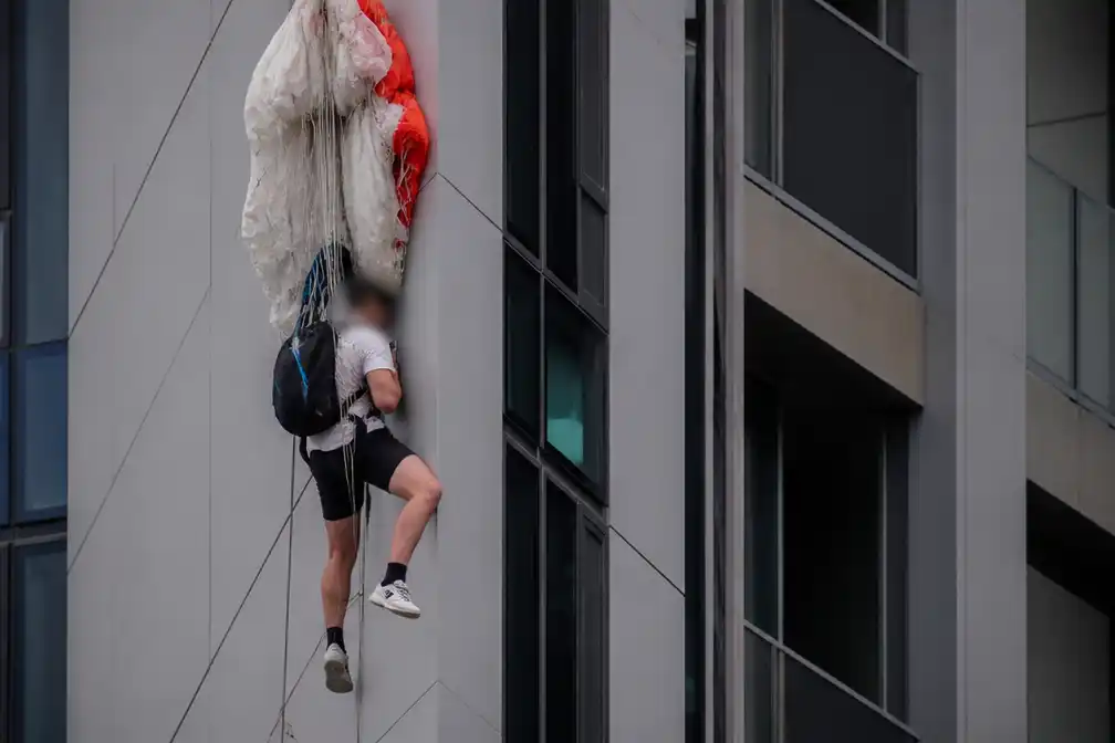 Belgische basejumper (22) opgepakt in Auckland nadat parachute aan gevel bleef hangen