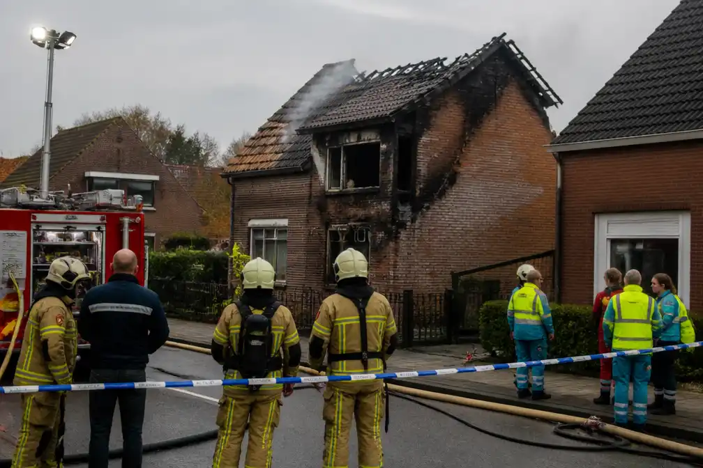 Vrouw zwaargewond bij woningbrand in Moerbeke, buurt afgesloten om asbest
