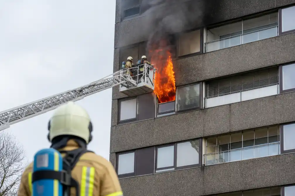 Brandweer oefent met echt vuur in woontoren in Nieuw Gent