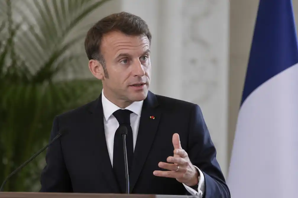 Macron bekritiseert buitenlandse leiders om 'onaanvaardbare' reacties op rellen