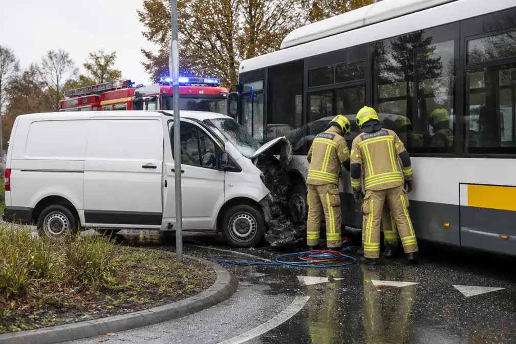 Bestuurder (49) in kritieke toestand na botsing met bus in Wolvertem