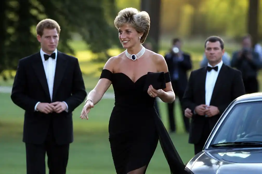 Prinses Diana's 'wraakjurk' onder de hamer: prins Harry wil hem volgens bron kopen