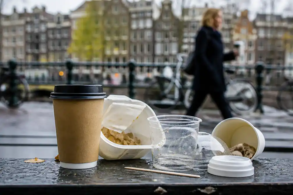 Amsterdam onderzoekt verbod op wegwerpbekers en fastfoodverpakkingen