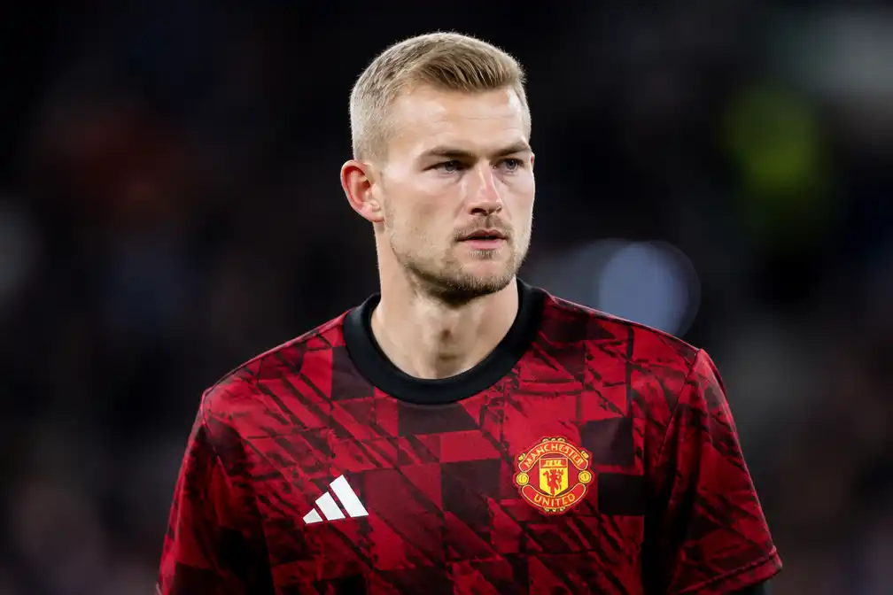 De Ligt na elf maanden blessureleed terug in basis bij Manchester United tegen Como