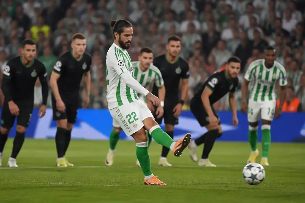 Feyenoord verliest met 1-0 bij Real Betis door strafschop van Isco