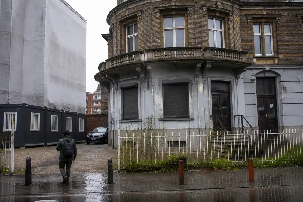 Provincie Limburg vergunt nieuwbouw daklozenopvang Café Anoniem in Hasselt met strenge voorwaarden