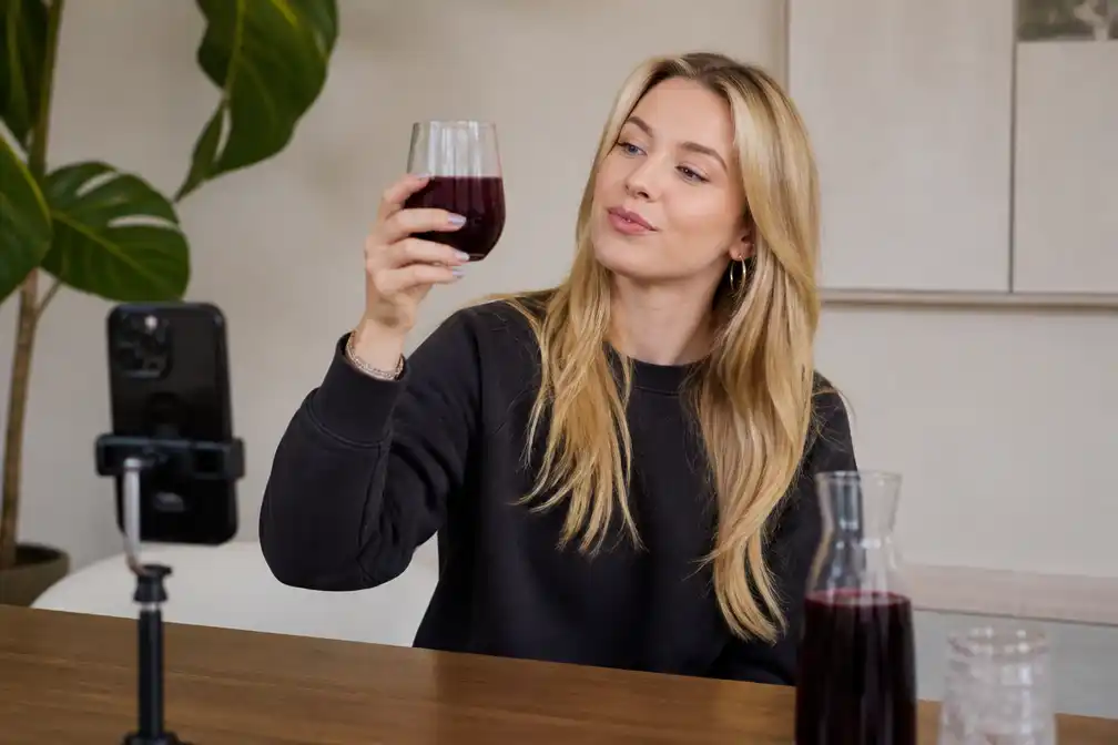 Amerikaanse influencer Jordyn Jones geobsedeerd door alledaags Nederlands drankje cassis