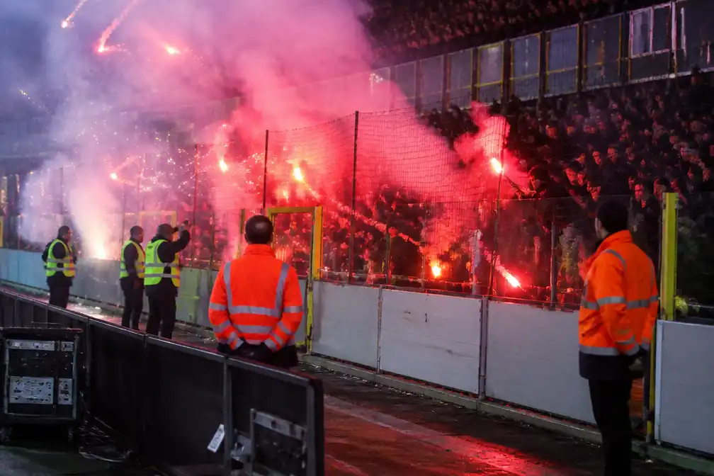 Voetbalcel Brugge onderzoekt Bengaals vuurwerk bij Club Brugge-Lens, steward gewond