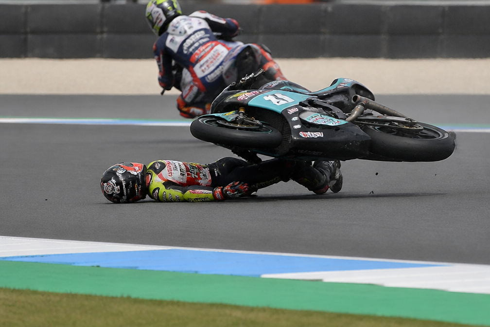 Moto3-coureur Álvaro Carpe valt, wordt overreden en staat op bij TT Assen