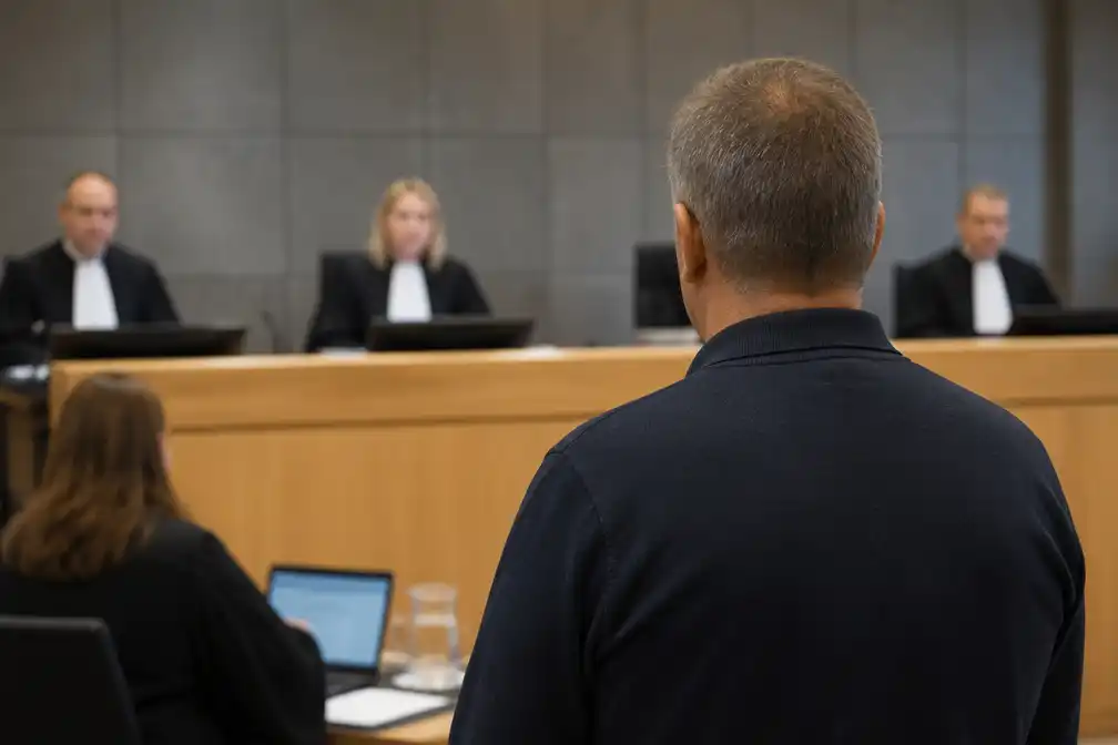 Man (59) krijgt 18 maanden probatie voor mesaanval op ex en diens nieuwe vriend