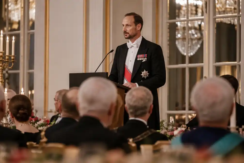Koning Haakon mist vader Harald bij diner voor Storting in eerste toespraak als koning