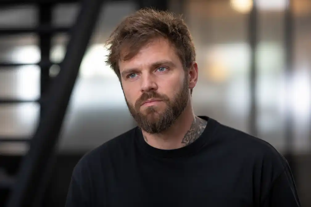 Tim Hofman ontkent mishandeling bij BOOS-opnames en deelt beelden