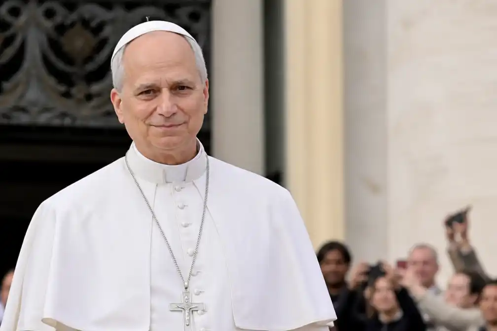 Paus Leo XIV herstelt na longoperatie, maar zegt reis naar Assisi af