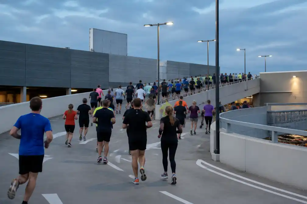 Meer dan 130 lopers trekken door en over Waasland Shopping in Sint-Niklaas