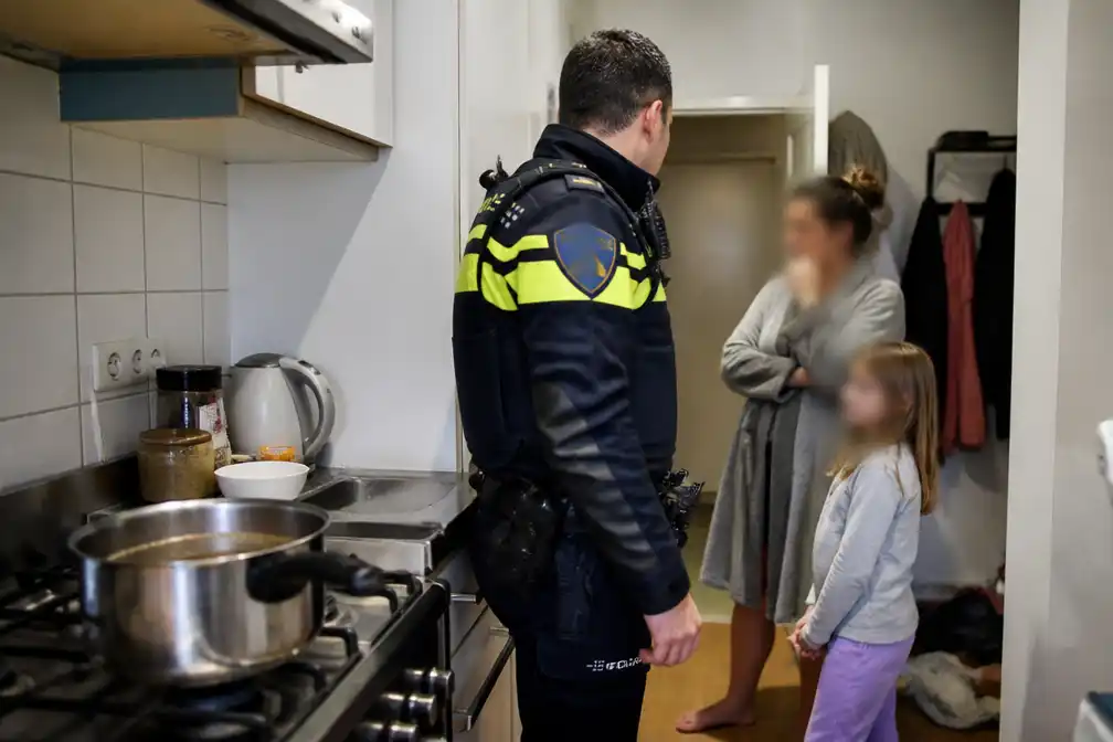 Agent sprint woning binnen na paniekmelding over hete pan soep
