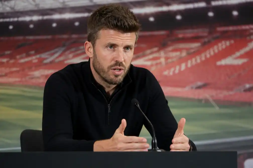 Carrick opent persconferentie met monoloog en laat besluit over Fernandes open