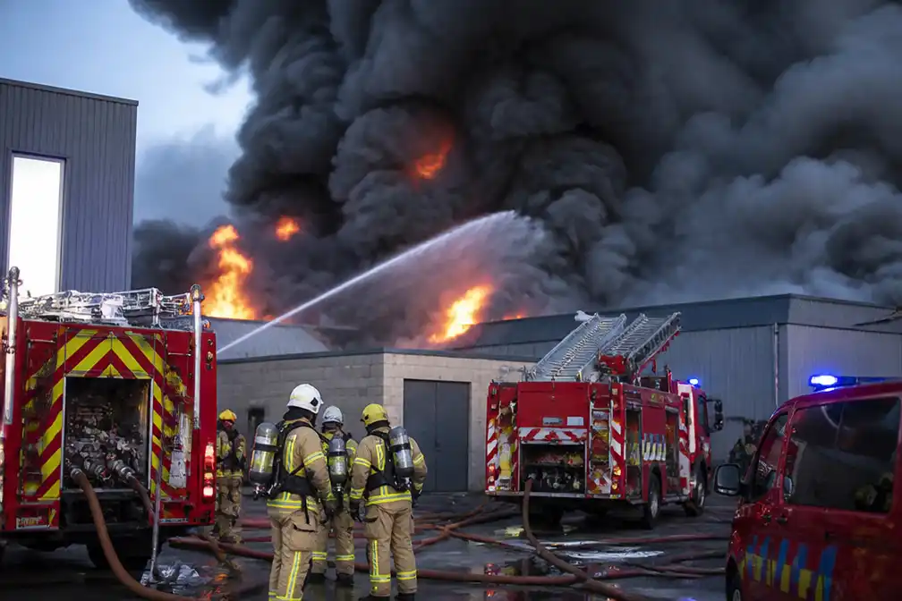 Zware brand en ontploffingen in loods achter Dovy Keukens in Kortrijk