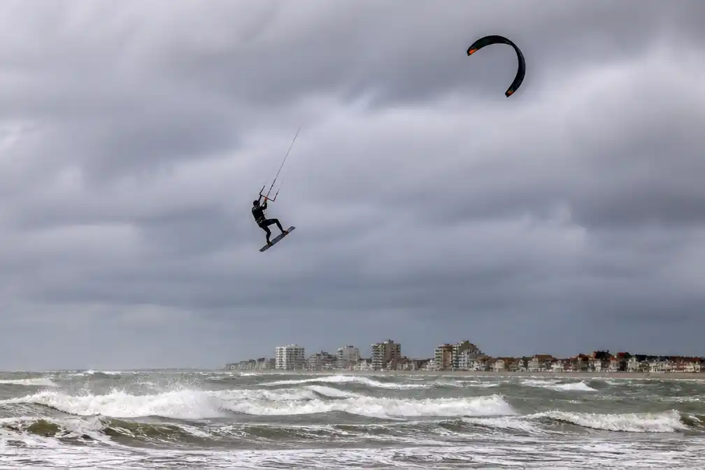 Kiter Minh Claeys (26) trotseert storm Austen voor Oostduinkerke bij wind boven 100 km/u