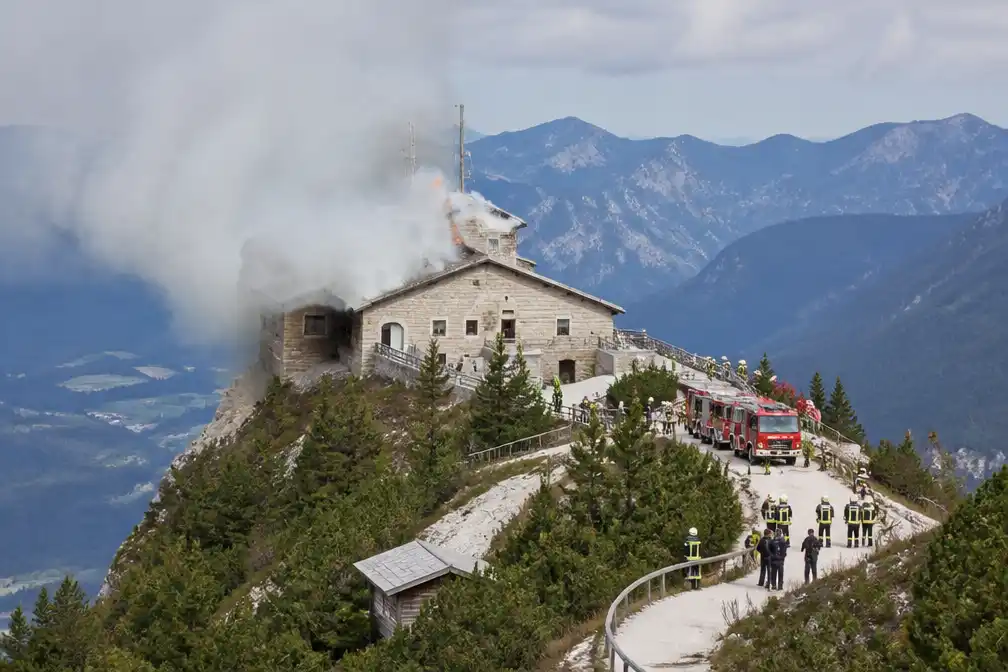 Brand in Hitlers Adelaarsnest in Beieren: verdachte opgepakt, circa 200 brandweerlieden ingezet
