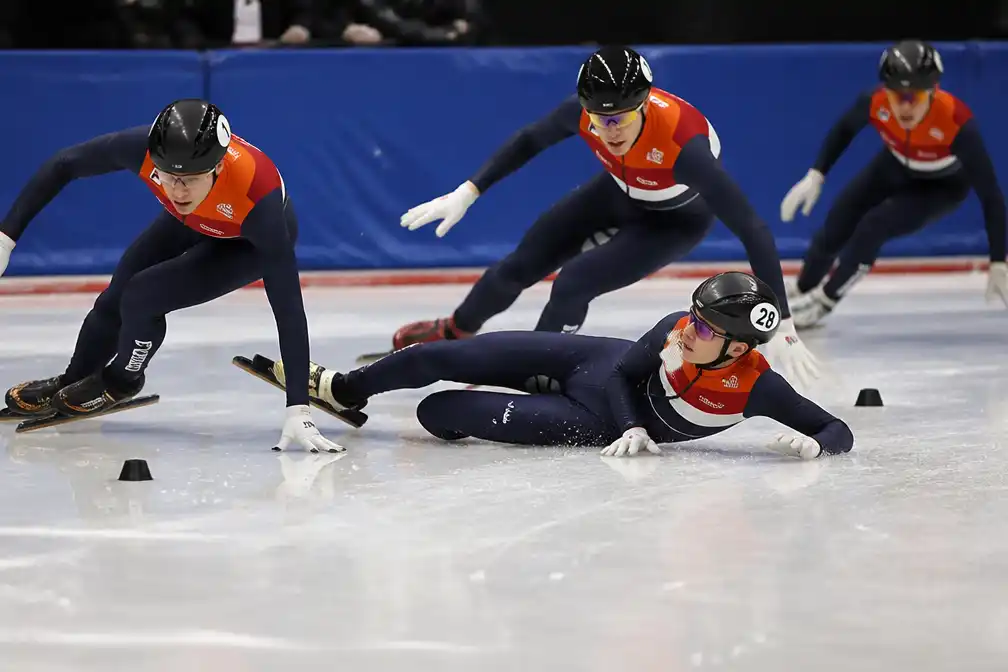 Nederlandse shorttrackers al uitgeschakeld op relay in Vancouver na val Van 't Wout
