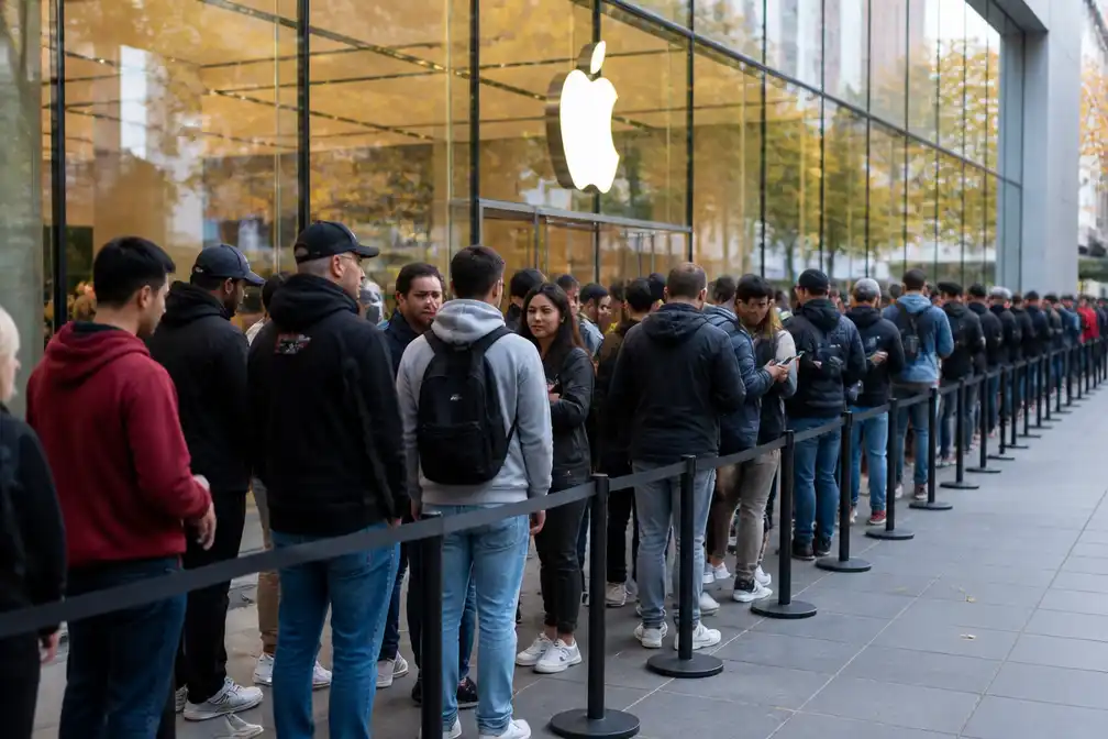 Eerste opvouwbare iPhone Duo van Apple in de winkels, lange rijen ondanks hoge prijs