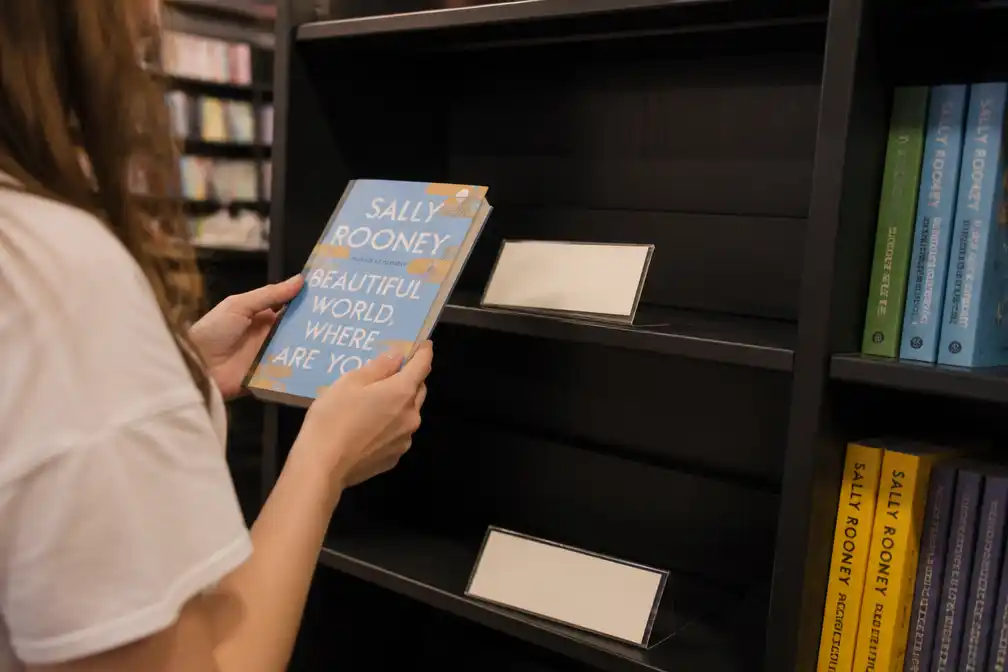 Vraag naar boeken van Sally Rooney in VK 300 procent hoger na uitgeversbesluit