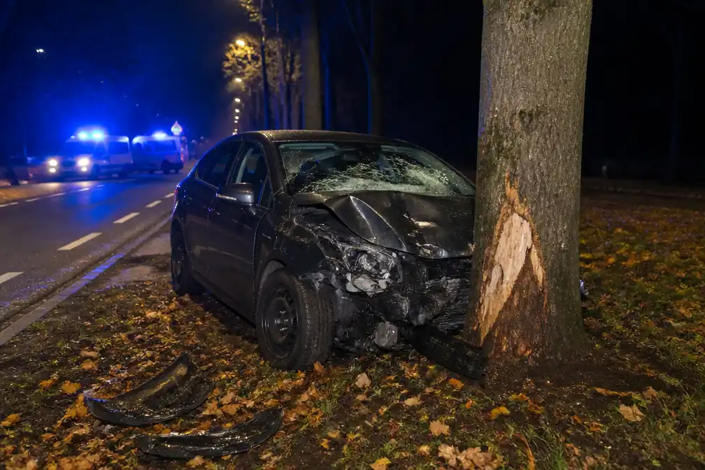 Vrouw (27) uit Genk zwaargewond na botsing tegen boom op Emiel Van Dorenlaan