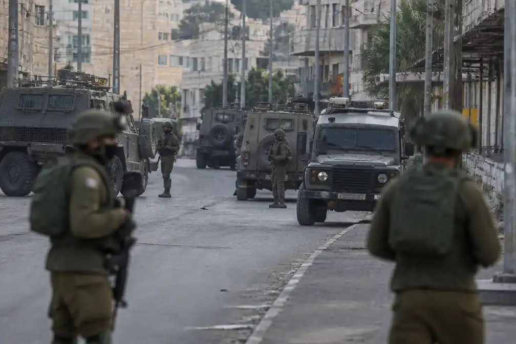 Israël valt 15 steden en dorpen op de Westelijke Jordaanoever binnen en sluit Hebron af