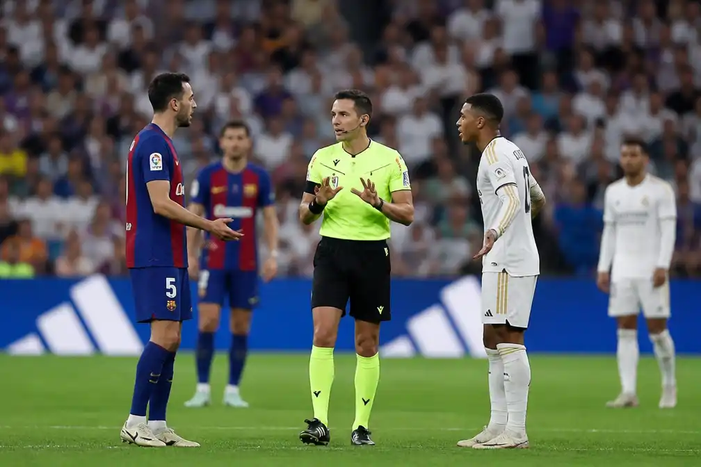 Scheidsrechtersrel overschaduwt El Clasico tussen Barcelona en Real Madrid