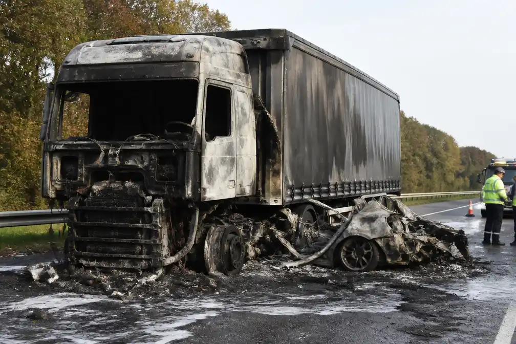 Auto raakt bekneld onder vrachtwagen na botsing op N260 bij Gilze