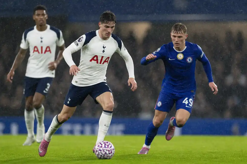 Tottenham verslaat Chelsea met 2-0 in regenachtige Londense derby