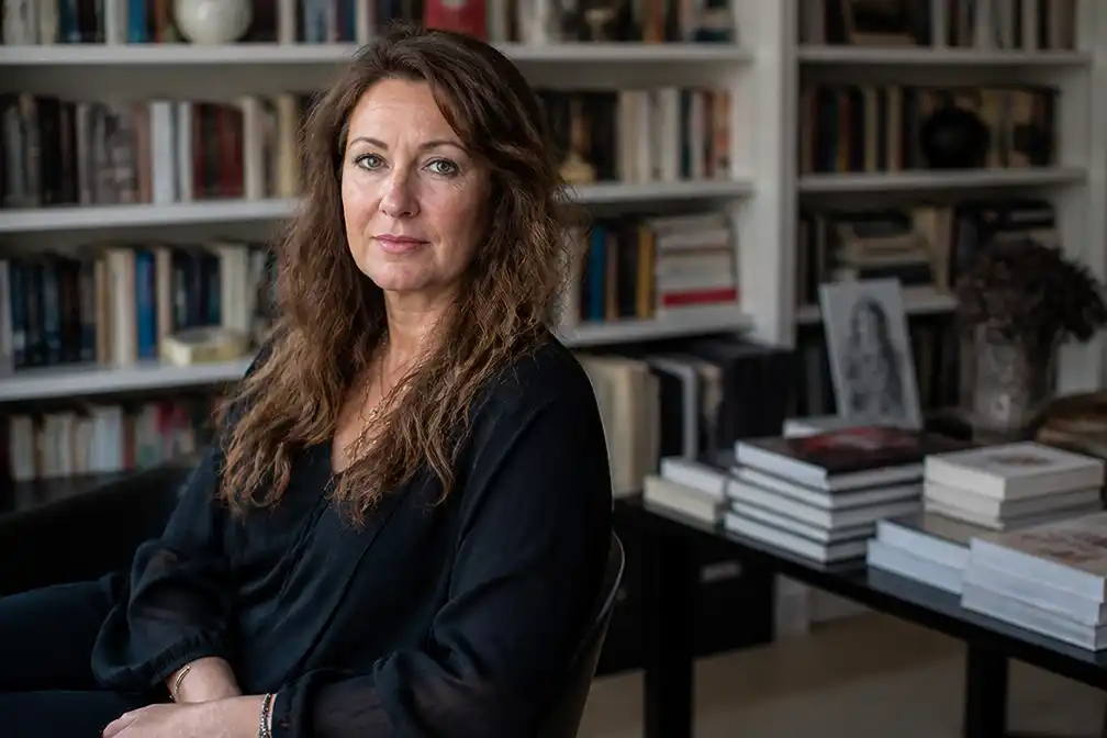 Susan Smit noemt vragen over uiterlijk en succes ’beledigend’ na 25 jaar schrijverschap