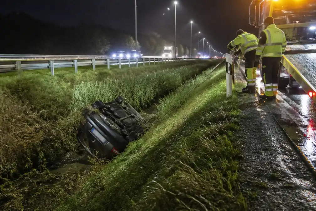 A19: auto opnieuw in gracht op zelfde plek, derde ongeval in drie dagen