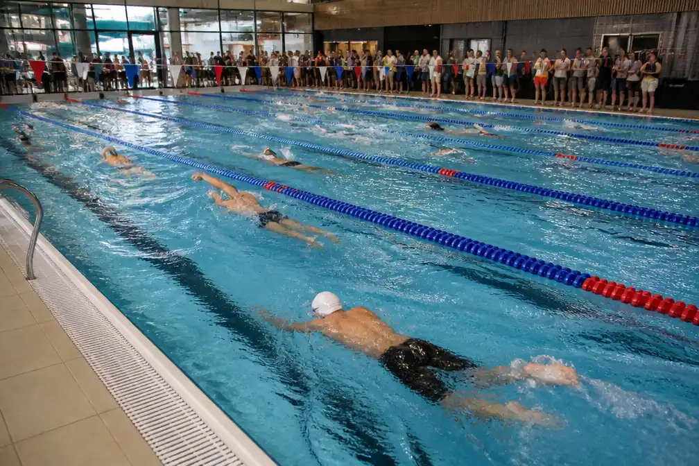 Zwemmarathon Sint-Pieters-Leeuw haalt 3.000 euro op voor Het Snoezelhof