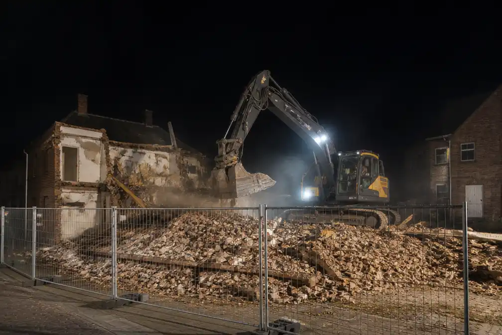 Burgemeester laat instabiele woning in Koningshooikt 's nachts slopen
