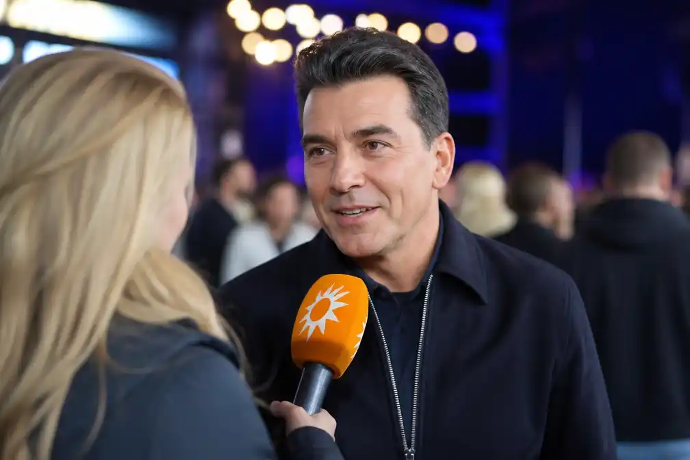 Management Jan Smit biedt excuses aan nadat chauffeur Shownieuws-verslaggever bijna omverrijdt