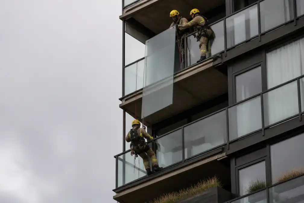 Storm rukt glazen balustrade op twaalfde verdieping in Oostende los; brandweer voorkomt erger