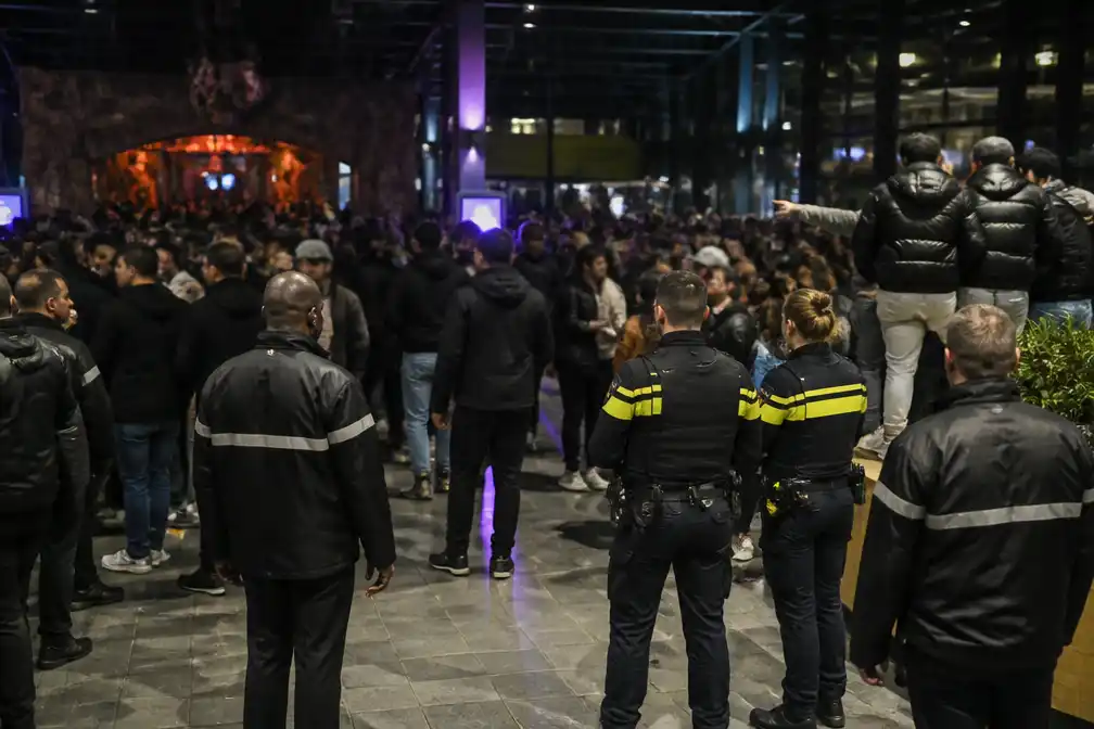 Chaos bij Walibi Fright Nights: tientallen jongeren zoeken elkaar op in entreehal
