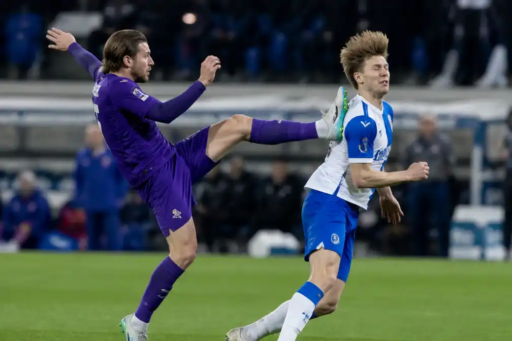 Léo Pétrot van Anderlecht ontsnapt aan rode kaart na hoge ingreep op Tibe De Vlieger