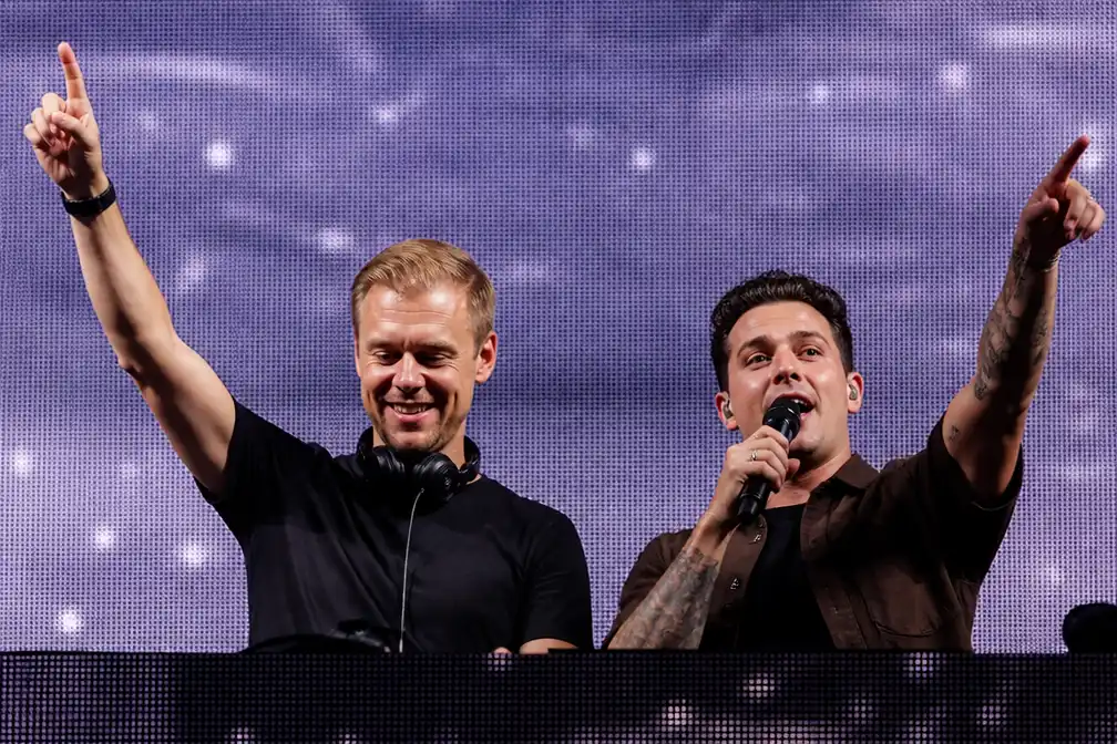 Armin van Buuren en Douwe Bob spelen nieuwe single live in première op AMF
