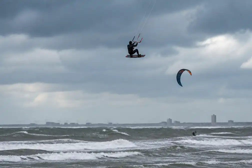 Kitesurfers maken sprongen tot 30 meter in harde wind bij Scheveningen
