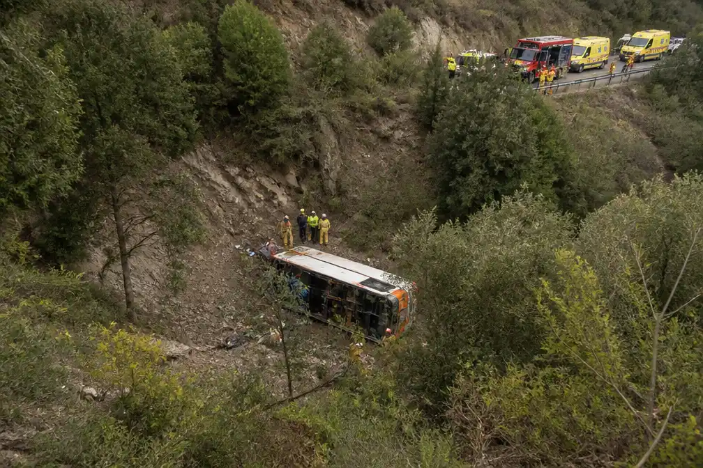 Shuttlebus stort in ravijn bij Barcelona, ruim tachtig gewonden