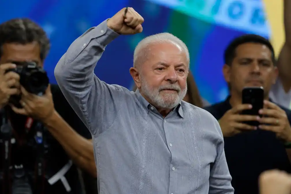 Lula nipt herkozen als president van Brazilië en verslaat Flávio Bolsonaro