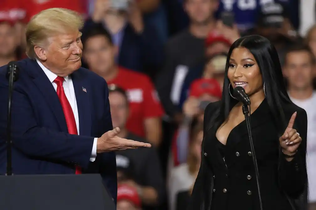 Trump prijst "verdomd prachtig achterwerk" van Nicki Minaj en roept rapper naar podium in Michigan