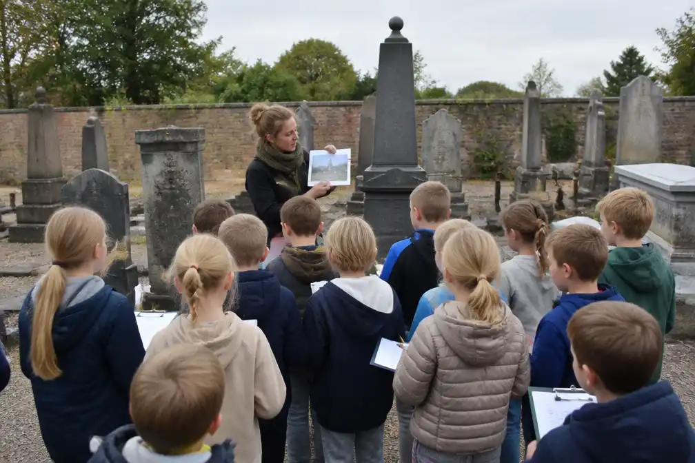 Leerlingen van Rummen worden 'Kleine Monumentenwachters' rond het oude kerkhof