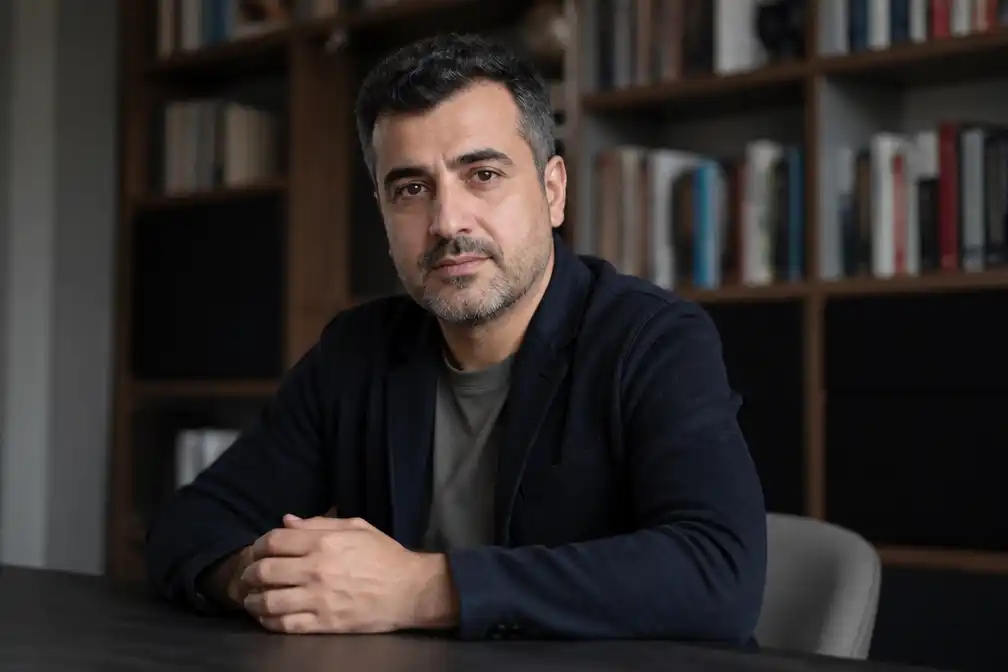 Özcan Akyol: democratie houdt zichzelf niet overeind, daar is werk voor nodig