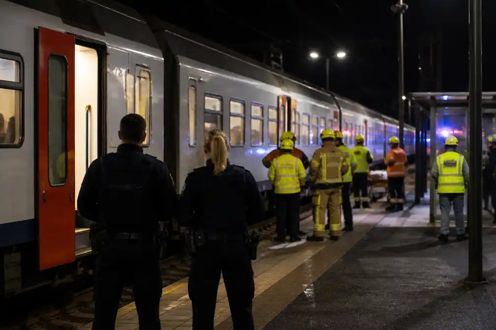 Man levensgevaarlijk gewond tussen twee wagons in station Heide